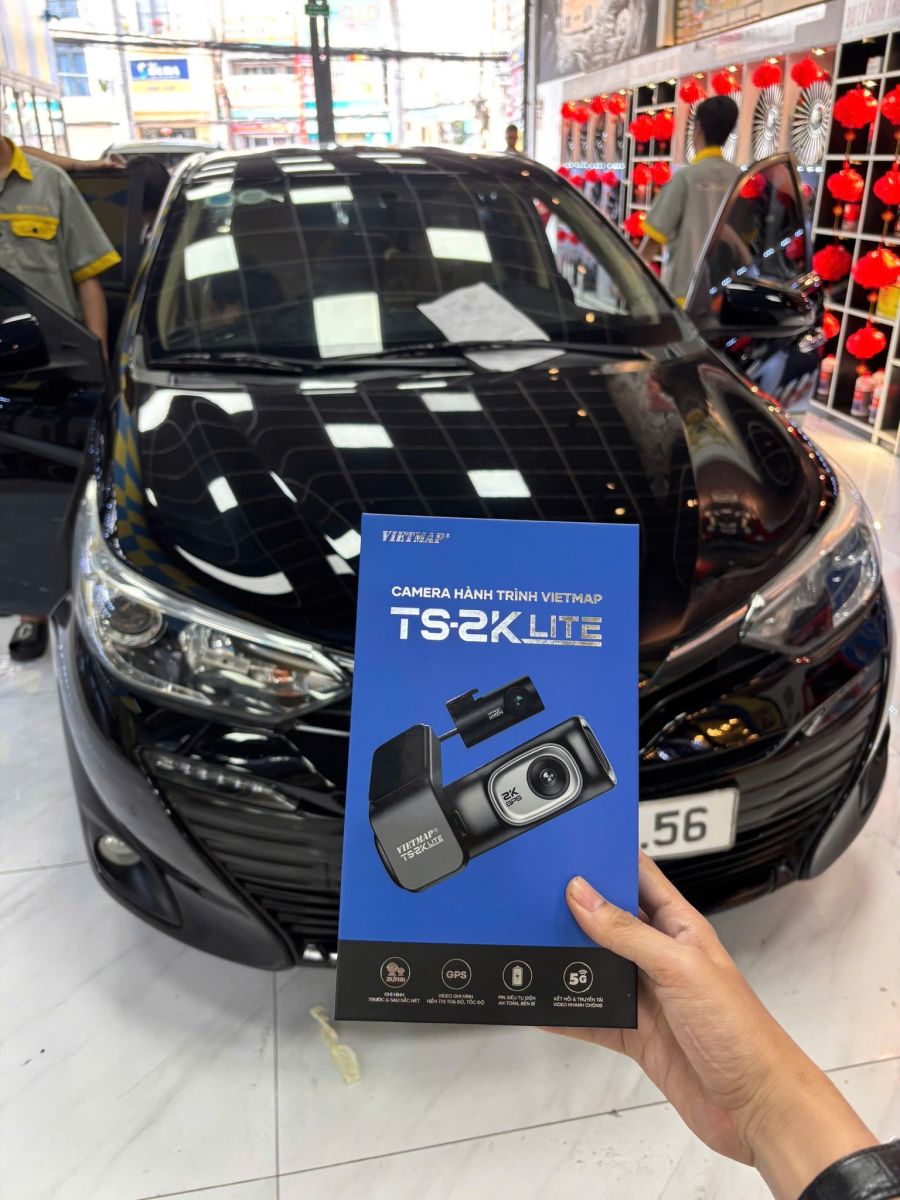 Camera hành trình ô tô VIETMAP TS-2Klite trong một chuyến đi.