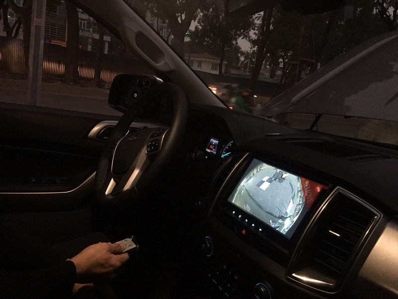 Mô phỏng hình ảnh hiển thị từ camera 360 ô tô giúp bạn quan sát rõ ràng từ mọi góc nhìn, kể cả khi lái xe ban đêm.